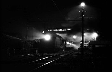 闇夜の蒸気機関車
